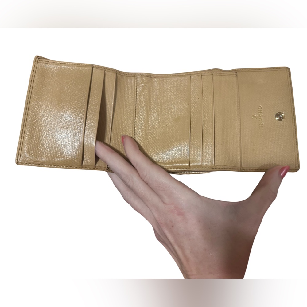 Chanel Coco Button (or Coco Bouton) trifold compact wallet neutral/beige leather - Picture 8 of 11